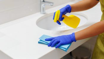 Housekeeper cleaning a hotel rooÿÛ